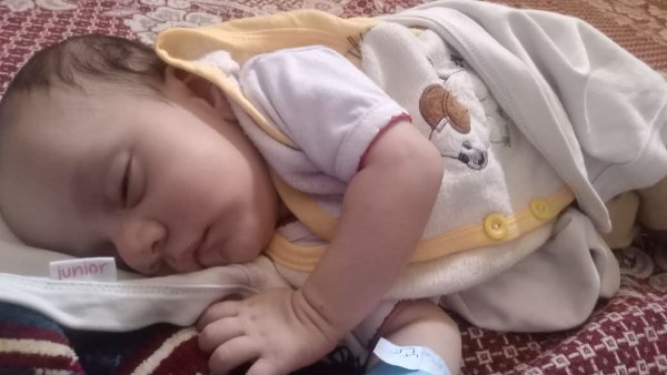 العثور على رضيع أمام مسجد في أبشواي