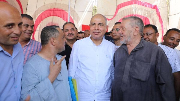 محافظ المنيا يستجيب لمطالب أهالي قلندول ويوجه بمساعدات عاجلة خلال جولته بمركز ملوي