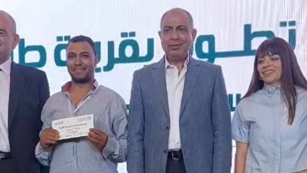 محافظ المنيا يسلم 45 منزلاً للأسر الأولى بالرعاية بقرية طرفا في سمالوط