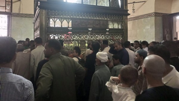 المريدين أمام مقام السيد البدوي 