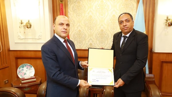 محافظ كفرالشيخ يكرم أعضاء الشبكه الوطنيه للطوارئ