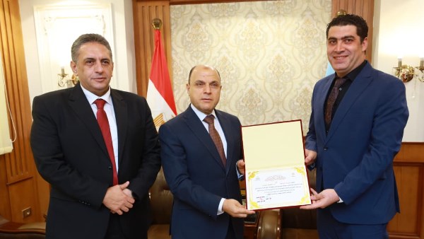 محافظ كفرالشيخ يكرم الدكتور حسين عبدالرازق مدير مستشفى كفر الشيخ العام