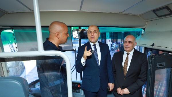 محافظ كفرالشيخ داخل أحد اتوبيسات التدخل السريع