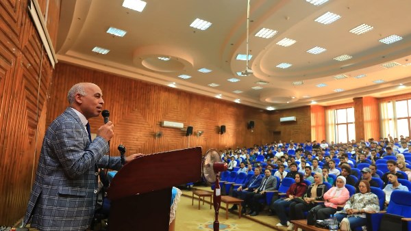 الدكتور إسماعيل القن رئيس جامعة كفرالشيخ يرحب بالطلاب الجدد 