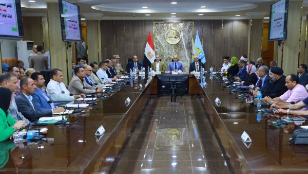اجتماع محافظ كفرالشيخ بمسؤولين المحافظه 