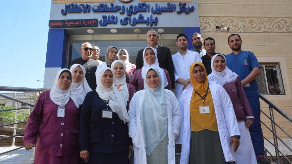 محافظ الغربية يلتقط صورا تذكارية مع الاطقم الطبيه