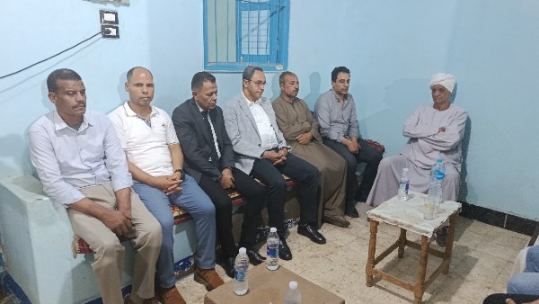المحافظ وأسرة شهيد العمل 