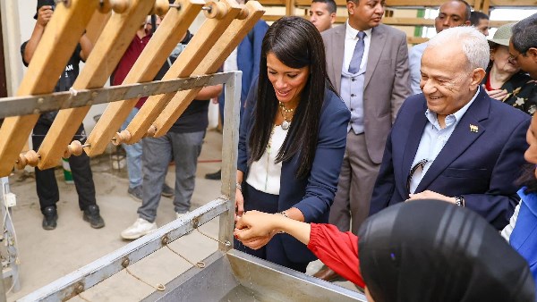 وزيرة التخطيط خلال جولة بقنا