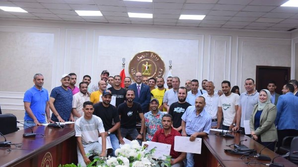 وزير العمل مع الشباب