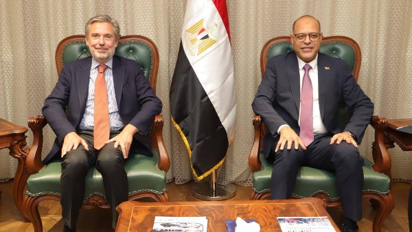 وزير العمل والسفير الإيطالي