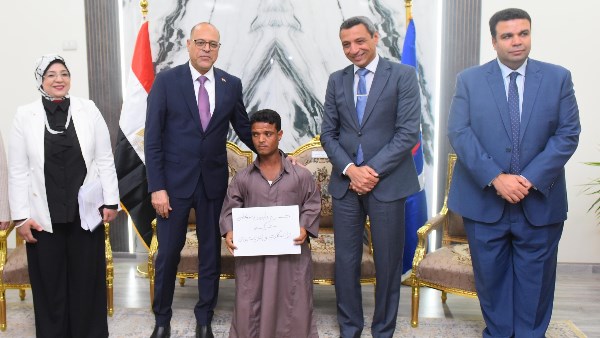وزير العمل ومحافظ السويس مع الشباب