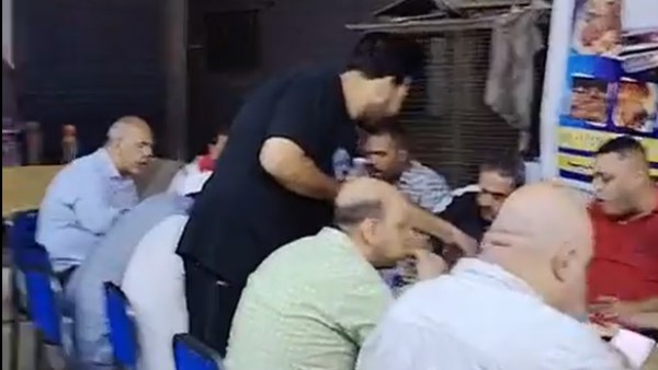 إسماعيل الليثي أثناء توزيع الوجبات