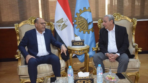 وزير العمل مع محافظ الغربية