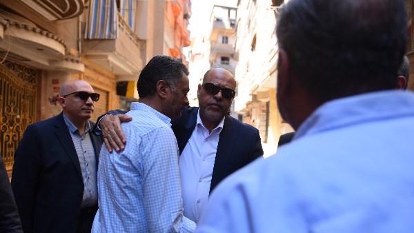 وزير العمل ومحافظ الغربية مع الأهالي