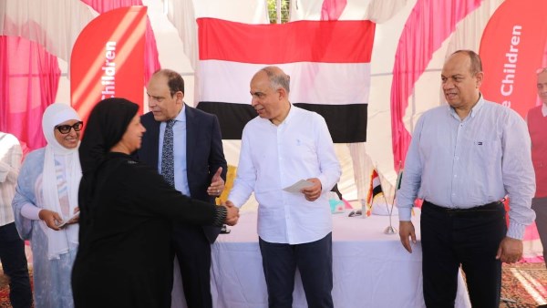 محافظ المنيا يسلم شيكات لدعم أصحاب المشروعات الصغيرة  