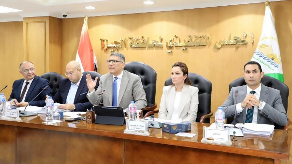 محافظ الجيزة خلال لقائه برؤساء الأحياء 