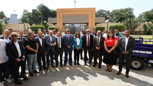 وزيرة التنمية المحلية ومحافظ الجيزة يسلمان  ٥٠ تروسيكل  بالمحافظة