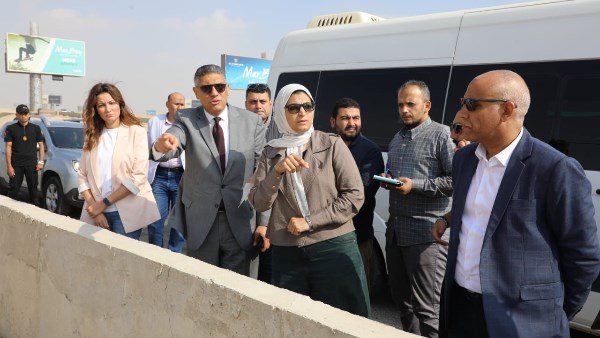 محافظ الجيزة خلال الجولة