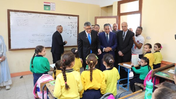  محافظ الجيزة بجولة تفقدية فى مدارس مدينة أبو النمرس