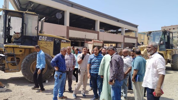إخلاء السوق العشوائي بشارع التحرير بأبنوب