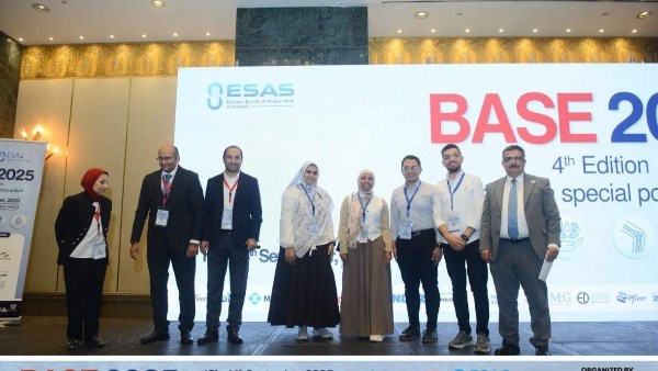فريق طبي بوحدة الحالات الحرجة بجامعة أسيوط