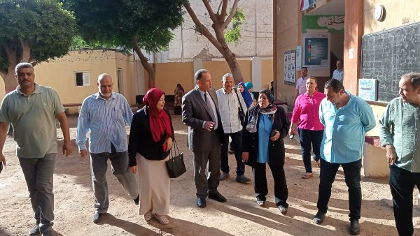 وكيل وزارة التعليم بأسيوط يفاجئ مدارس القوصية