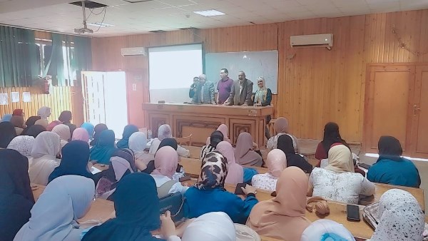 عميد كلية طب بنات بأسيوط يتابع انتظام الدراسة