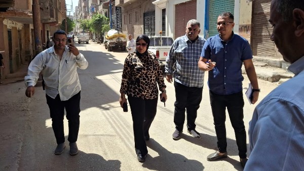 رئيس مجلس مدينة ديروط يتابع أعمال تركيب الإنترلوك