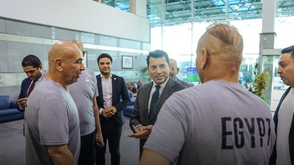 وزير الشباب والرياضة مع التوأم