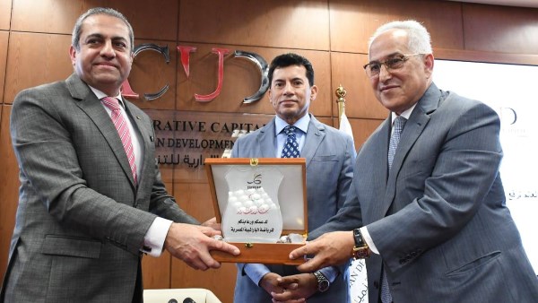 وزير الشباب مع رئيس اللجنةالب