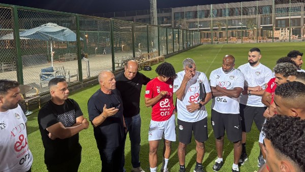 هاني ابو ريدة مع لاعبي منتخب الشباب