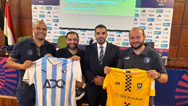 تبادل قمصان بيراميدز واوكلاند سيتي