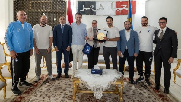 السفيرة حنان شوقي مع بعثة بيراميدز