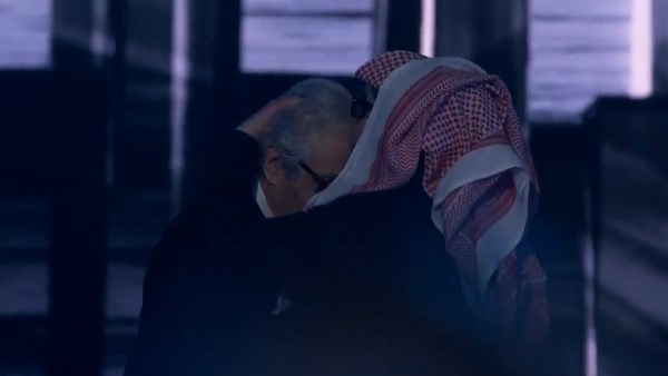  تركي آل الشيخ يقبّل رأس وزير الثقافة الأسبق فاروق حسني