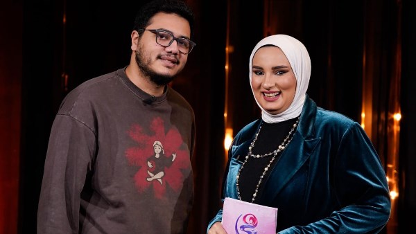 حلّ الفنان الشاب عمر محمد رياض ضيفًا على برنامج «نجمك مع يارا»، في حلقة مطوّلة كشف خلالها عن كواليس