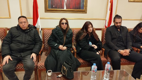 دوللي شاهين تستقبل عزاء والدتها بكنيسة القديس مار يوسف بوسط البلد في القاهرة