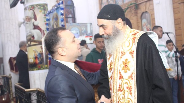 النائب عمر جمال الغنيمي أثناء تقديم التهنئة 