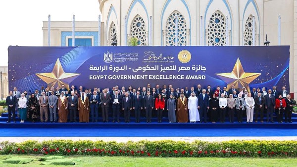 صورة جماعية مع رئيس الوزراء 