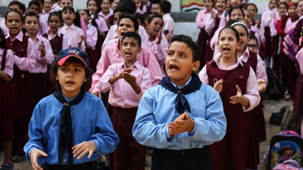 احتكار الزي المدرسي