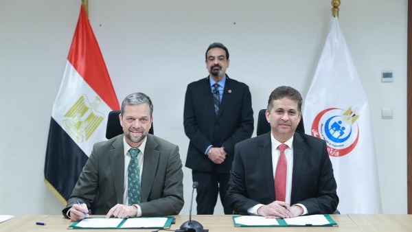 جانب من التوقيع 