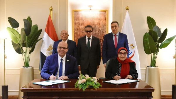 جانب من التوقيع