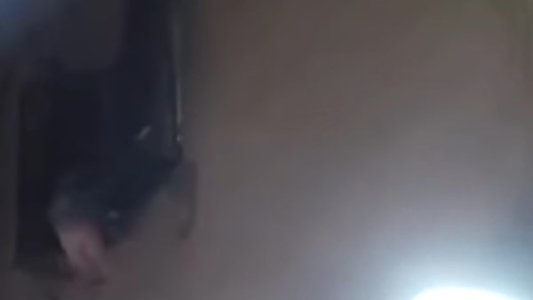 سيدة تلقي أطفالها من الطابق الثالث