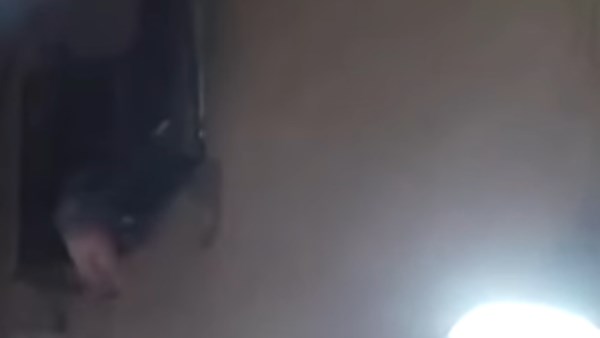 سيدة تلقي بصغار من الطابق الثالث