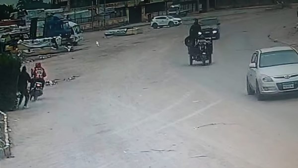 لحظة سرقة هاتف محمول أحد المواطنين