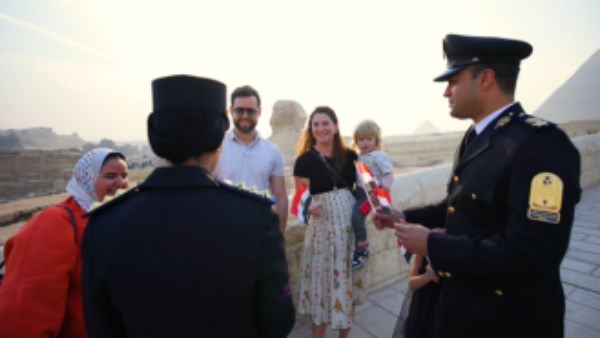 رجال الشرطة يشاركون المواطنين الإحتفال بالذكرى الـ74 