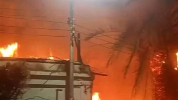 حريق هائل بالقرب من كشك كهرباء بجوار السكة الحديد بمدينة منوف