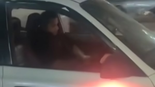 فعل فاضح داخل سيارة أمام المارة