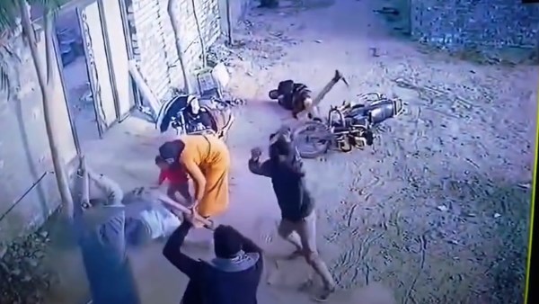 الإعتداء على شاب وأسرته بالفأس