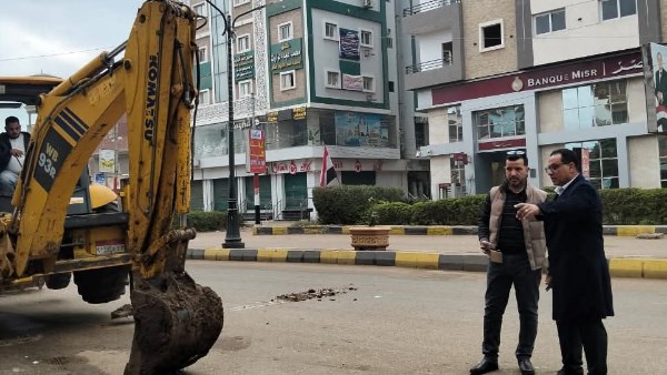 أثناء إصلاح كسر مفاجئ بخط المياه