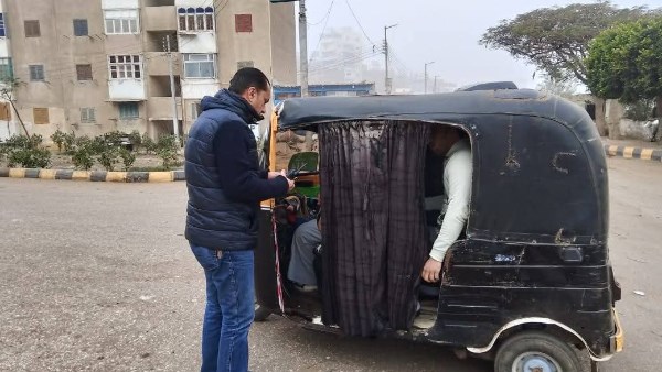 أثناء ضبط التوكتوك 